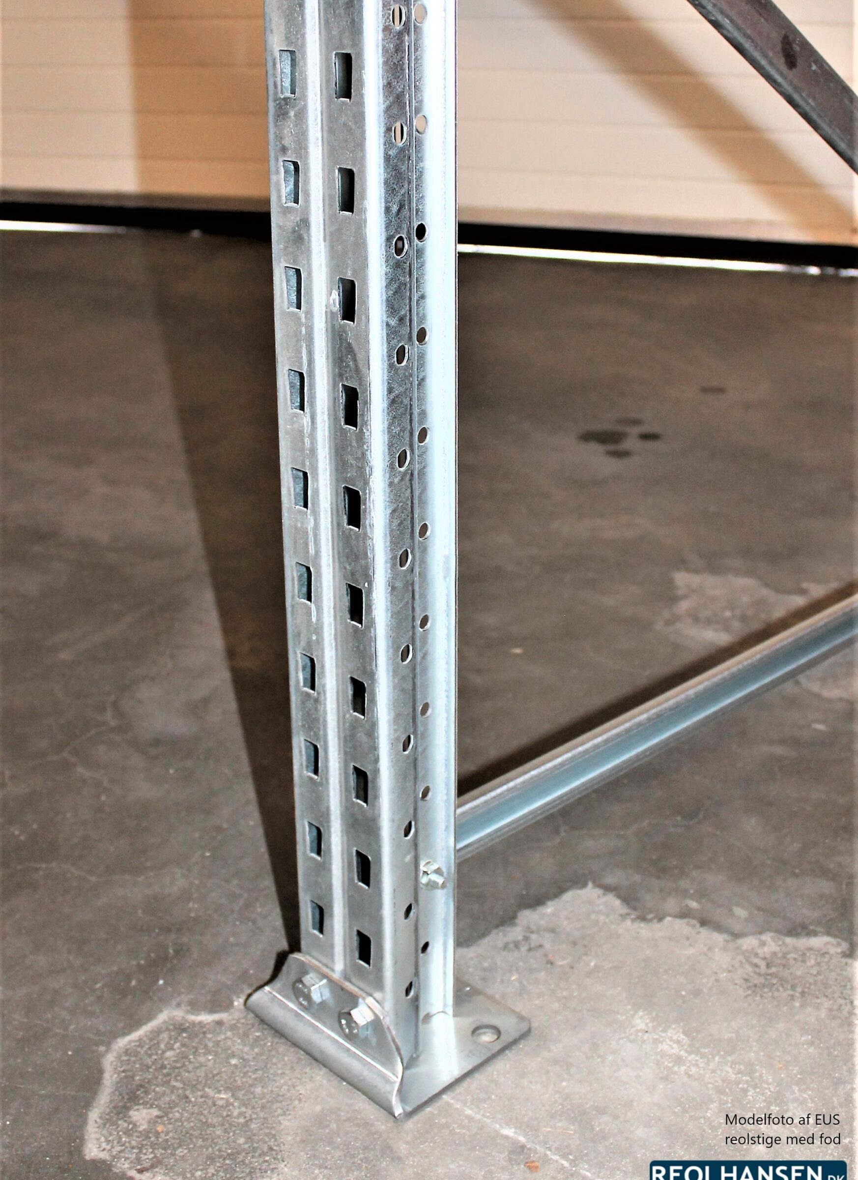 EUS reolstige med fod