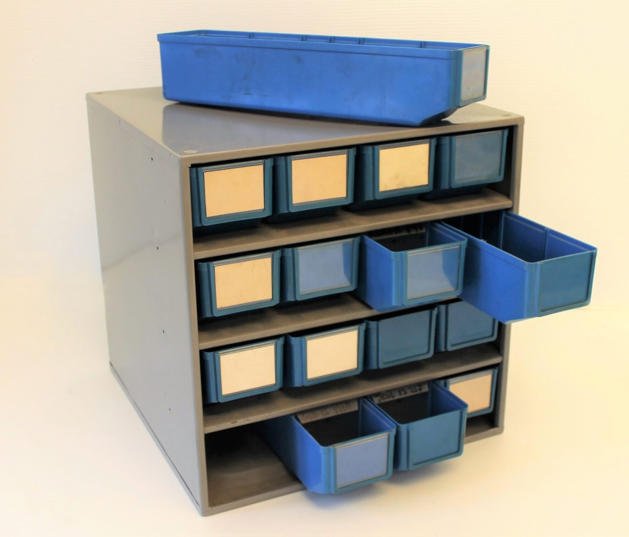 brugt kassettereol med 4 kassetter