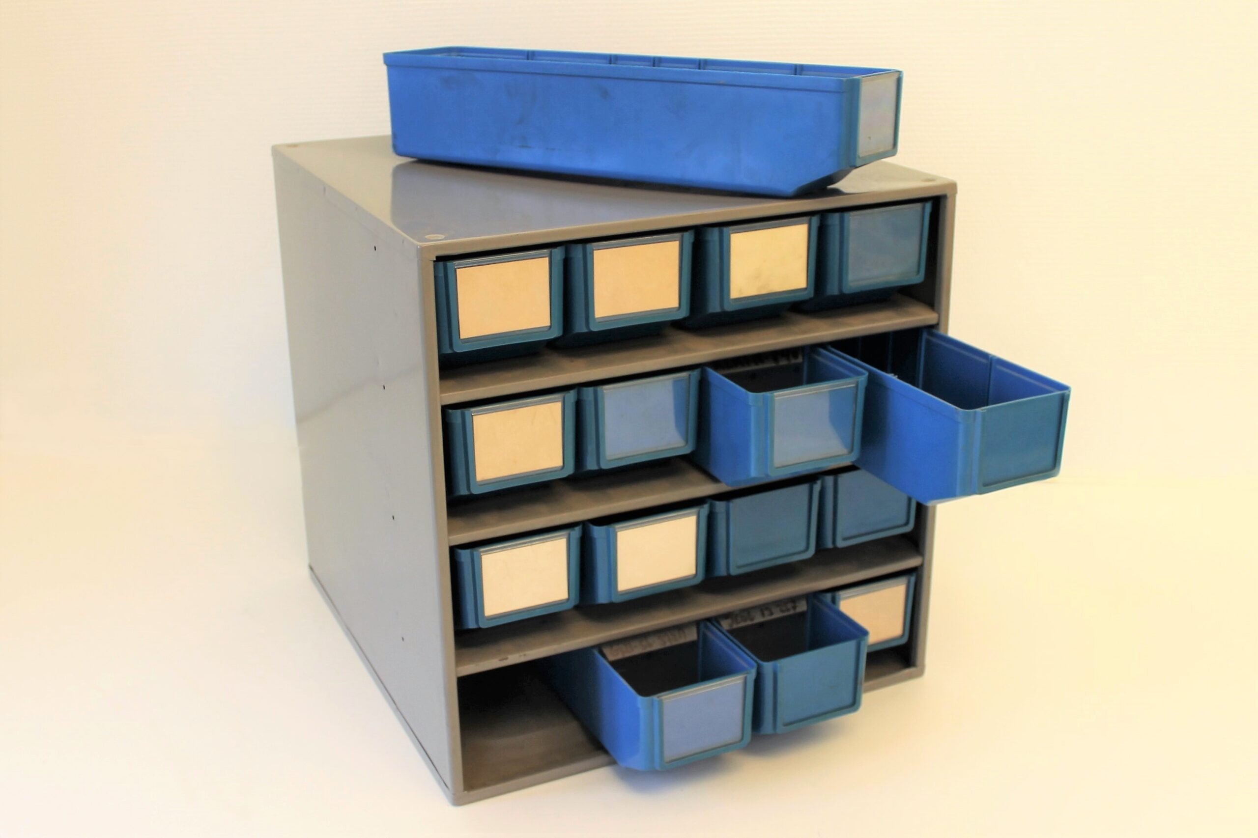 brugt kassettereol med 4 kassetter