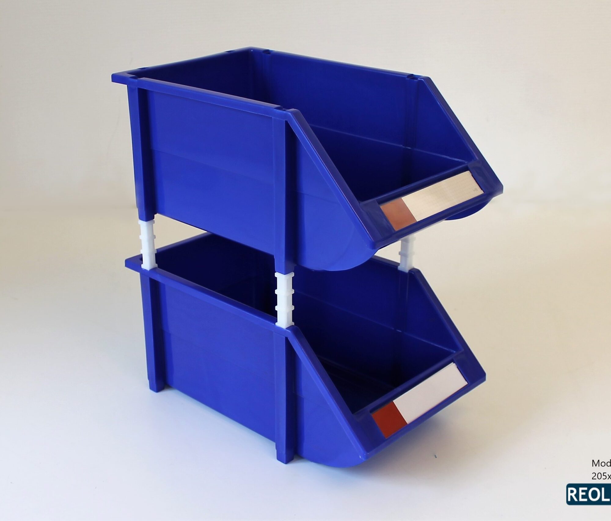 Blå plukkasser samlet med mellenstykker