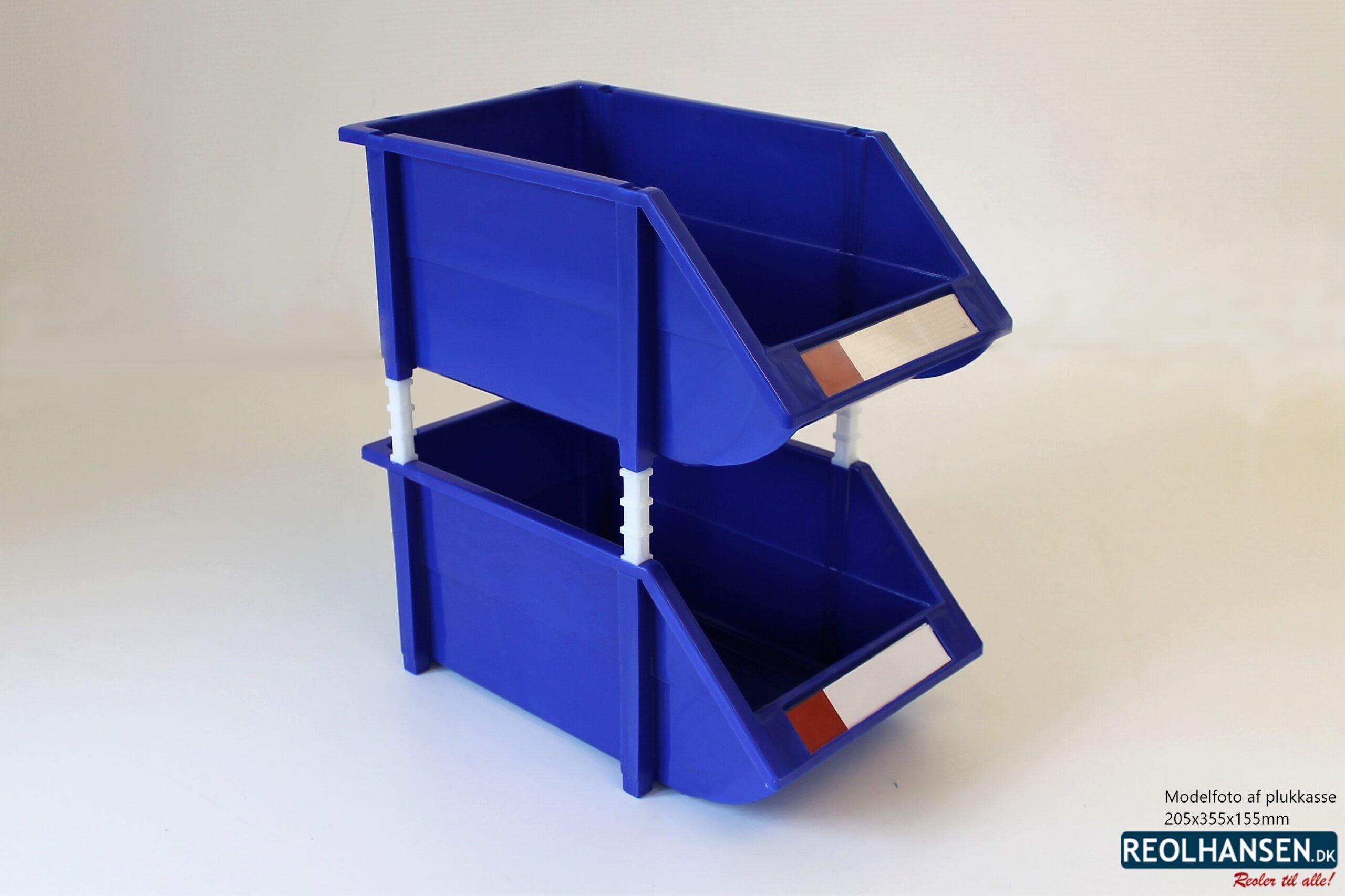 Blå plukkasser samlet med mellenstykker