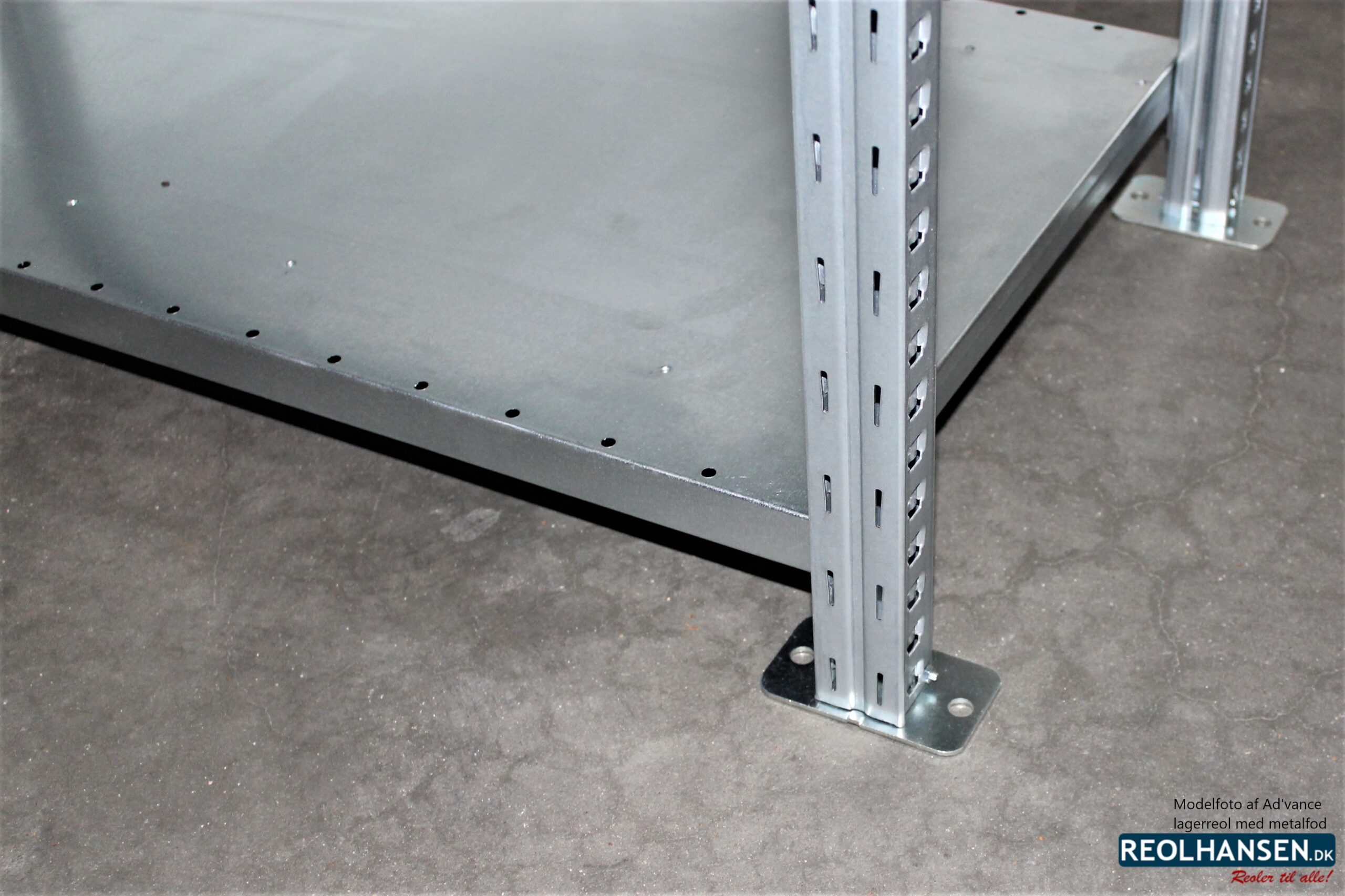 Ad'vance lagerreol med metalfod