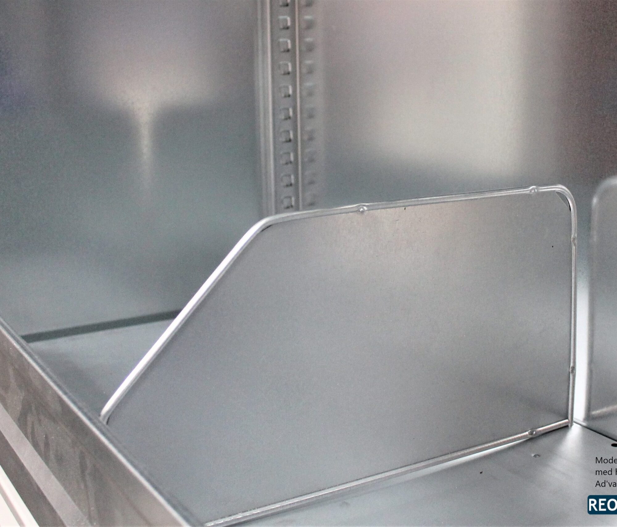 Skrå skillevæg og hylde forkant til ad'vance lagerreol