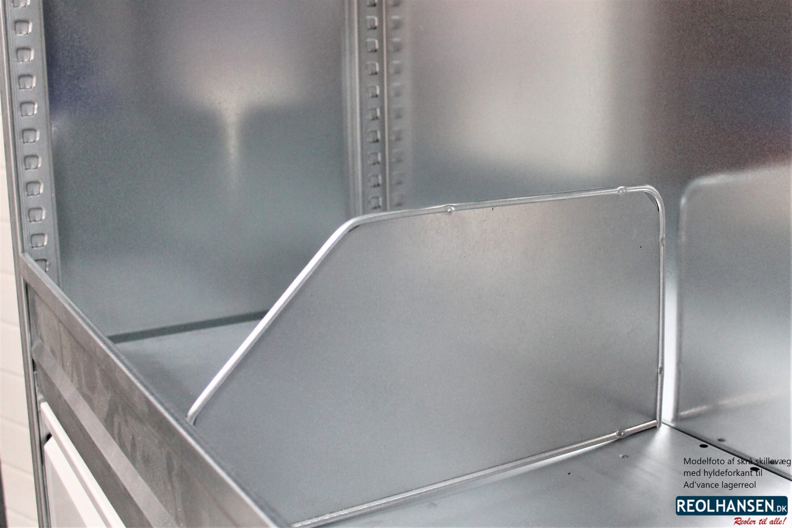 Skrå skillevæg og hylde forkant til ad'vance lagerreol