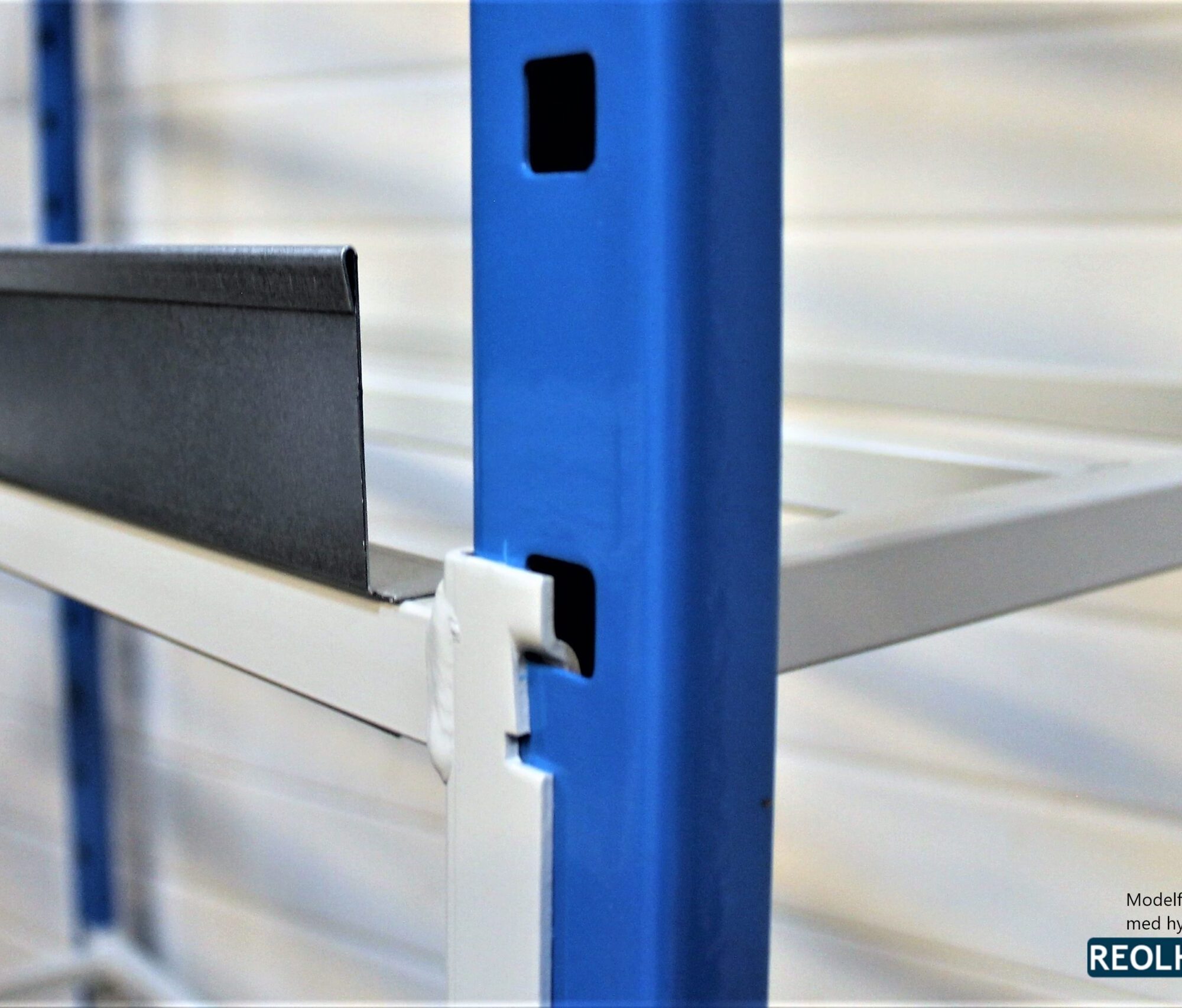 Flip lagerreol med overkant på hylde