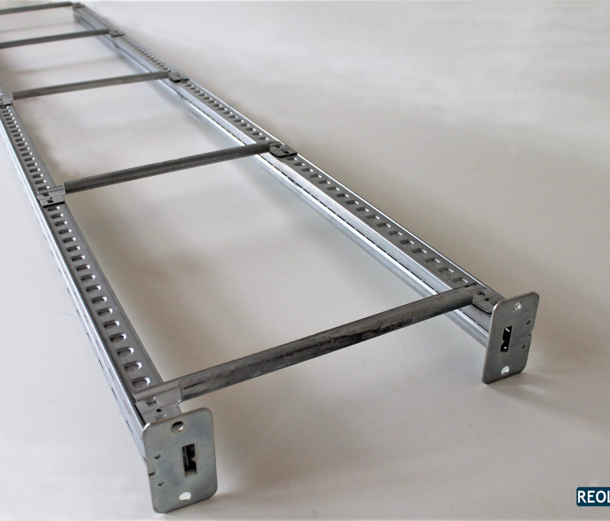 Ad'vance reolstige med metalfødder til lagerreol
