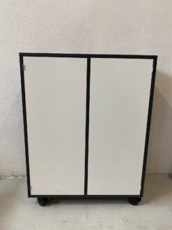 Reol i grå med fire hjul