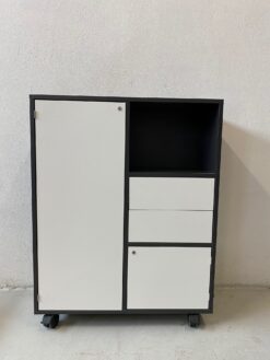 Reol i grå med fire hjul