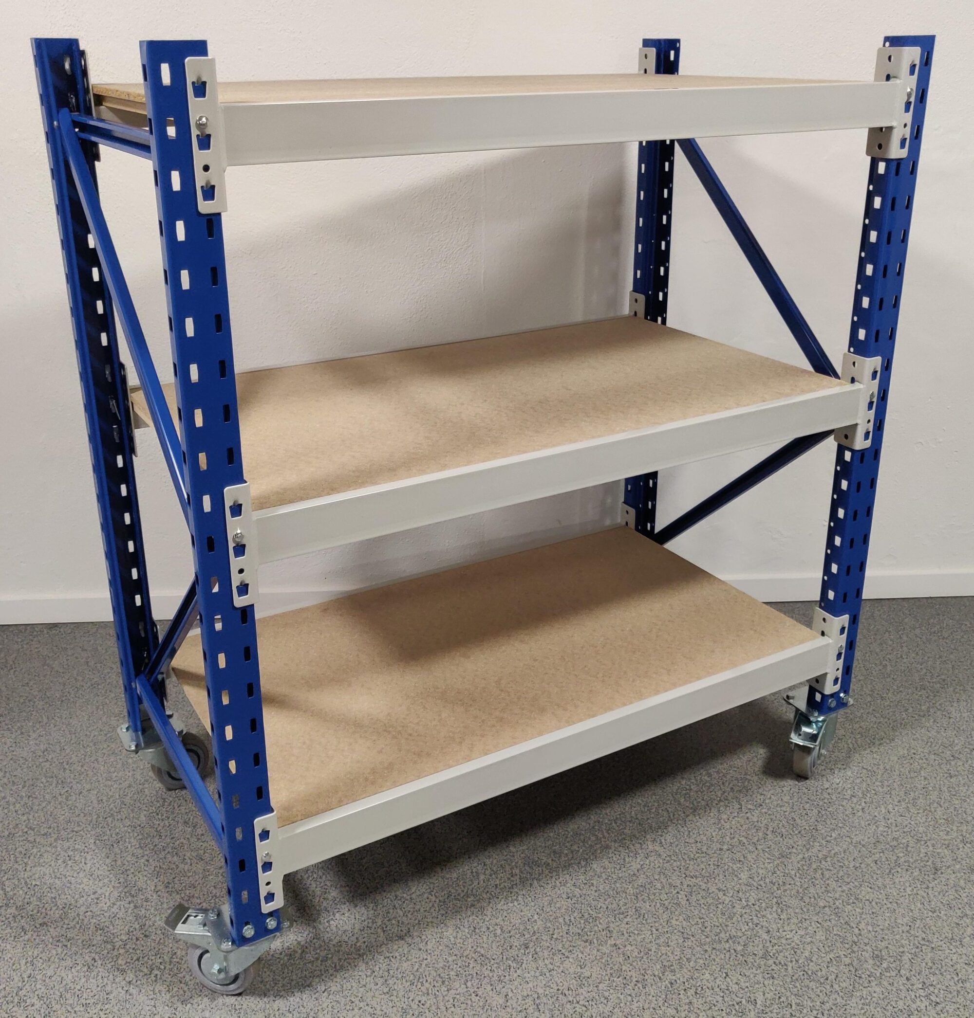 Letpallereol på hjul m. 3 spånplade hylder