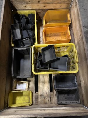 Brugte assorterede plastkasser i sort og gul ca. 30 stk.