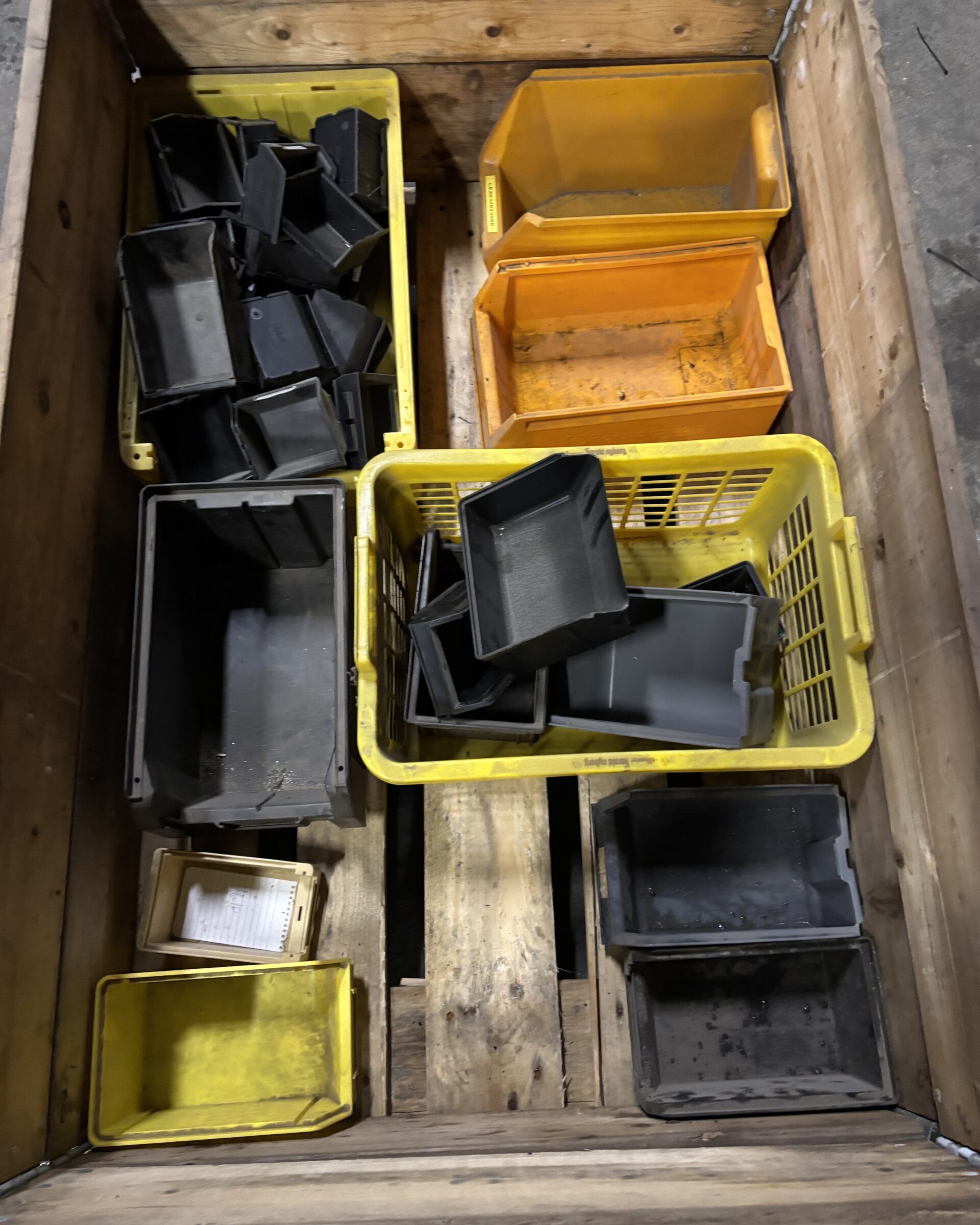 Brugte assorterede plastkasser i sort og gul ca. 30 stk.