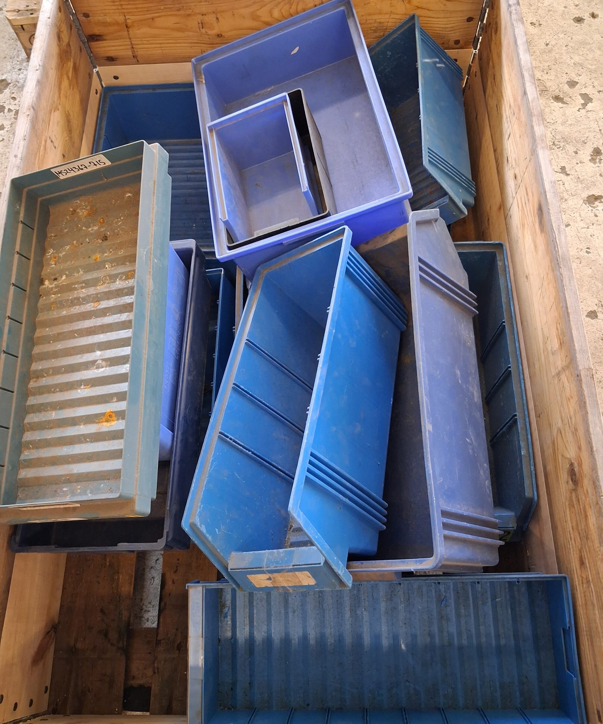 Brugte assorterede plastkasser i blå ca. 20 stk.