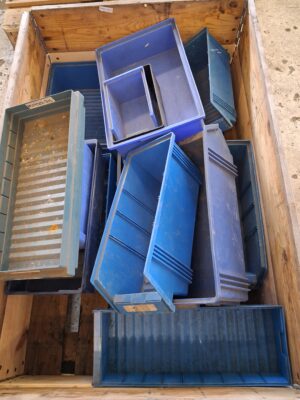 Brugte assorterede plastkasser i blå ca. 20 stk.