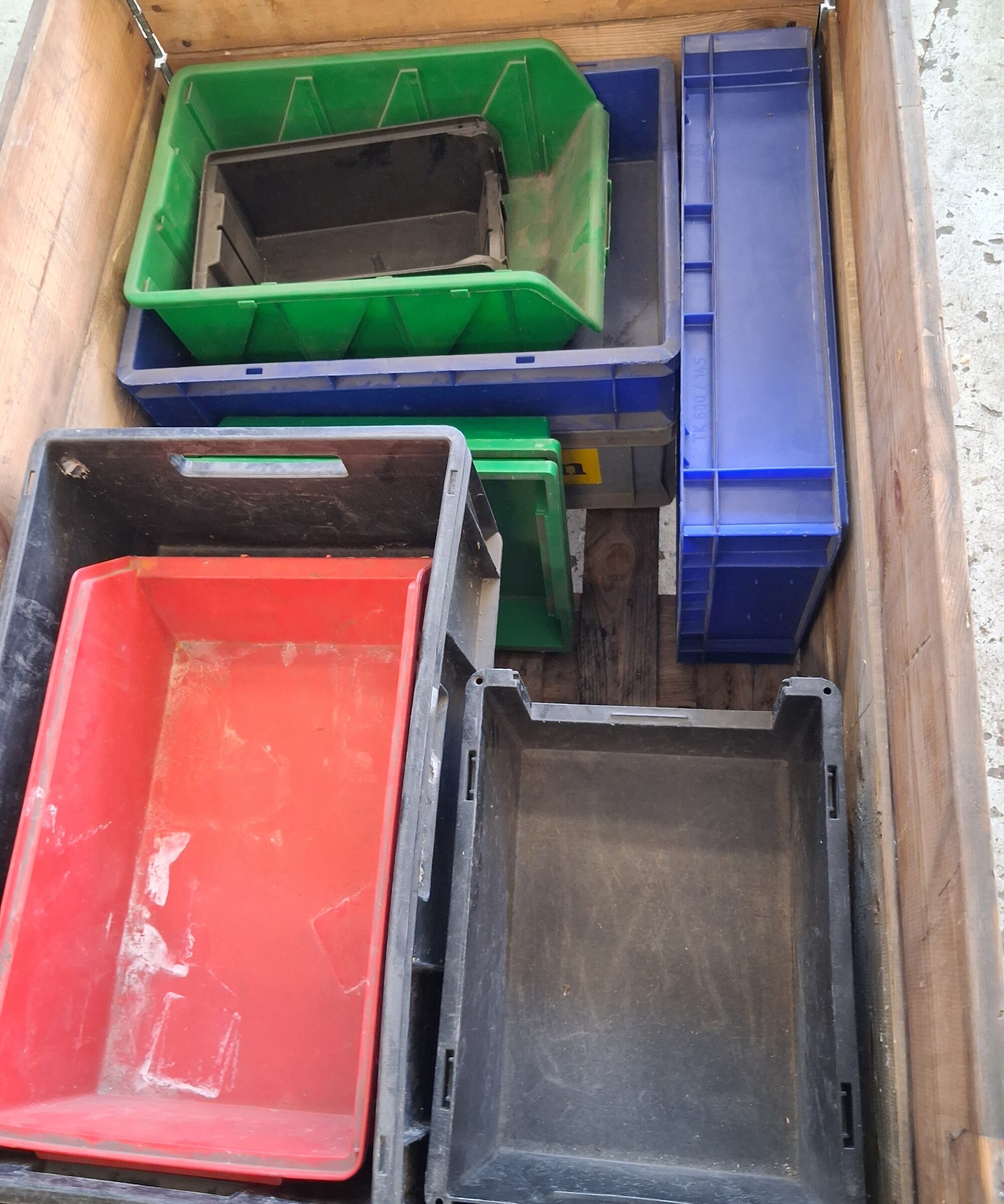 Brugte assorterede plastkasser i forskellige farver ca. 13 stk.