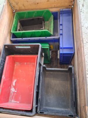 Brugte assorterede plastkasser i forskellige farver ca. 13 stk.