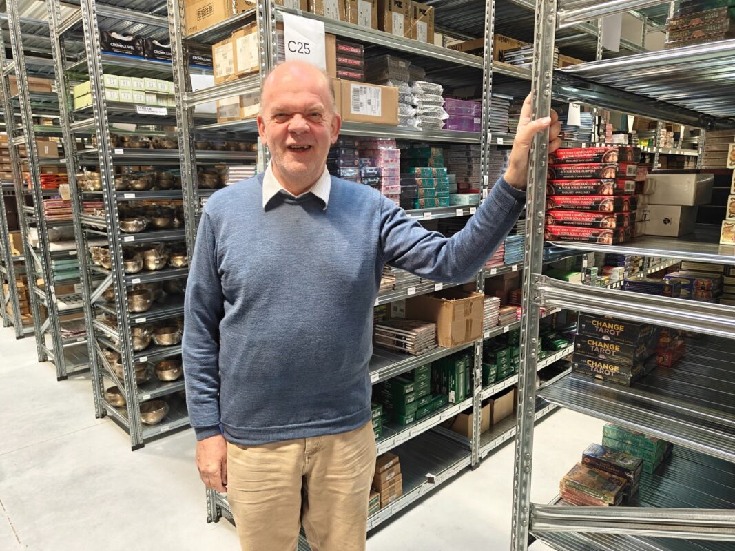 Ole Johansen, medejer af Fønix Musik, blandt Supersnild-reolerne på lageret