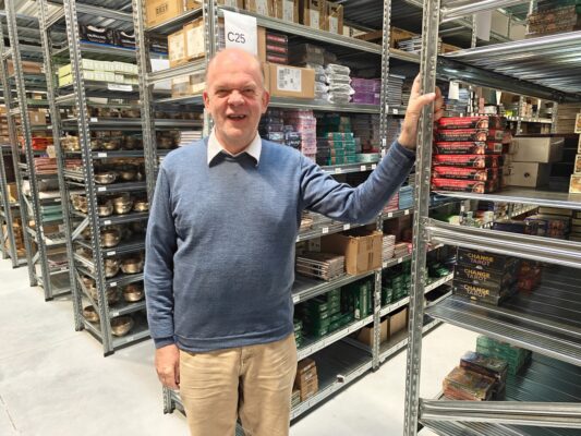 Ole Johansen, medejer af Fønix Musik, blandt Supersnild-reolerne på lageret